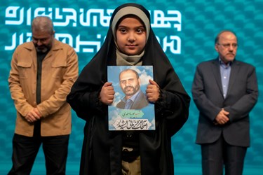 دختر شهید پوریا احمدی در اختتامیه چهاردهمین جشنواره فیلم مردمی عمار