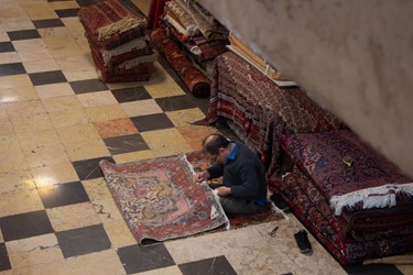 ایرج بخشی پدر 5فرزند در حال رفوی فرش در بازار فرش عباسی در میدان فردوسی تهران  است 27 دی 1402