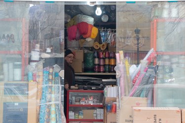 نظام بیات پدر 3 فرزند مشغول به فروش لوازم خرازی در محله عبدل آباد تهران است.3بهمن1402
