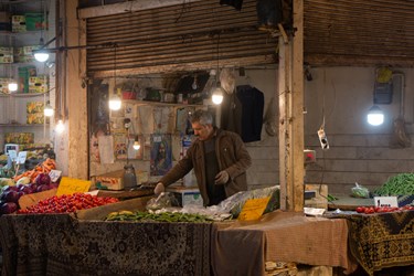علی اکبری پدر 3فرزند در حال فروش میوه دربازار میوه فروشی قزوین است.29دی1402
