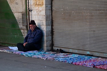 قربانعلی عزتی پدر 5 فرزند در حال فروش جوراب در محله مولوی قزوین است.29 دی 1402