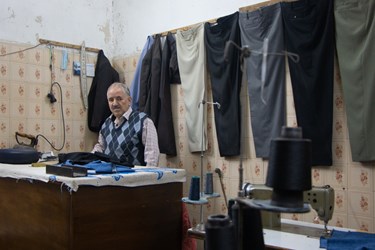 اکبر جوان پدر 4فرزند مشغول خیاطی در محله نعمت آباد تهران است.3بهمن1402
