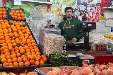 پژمان مرادپور پدر یک فرزند در محله شهرک شریعتی تهران میوه فروشی دارد.4بهمن 1402