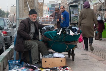 قربان یوسفی پدر 12 فرزند در حال فروش جوراب در عبدل آباد تهران.4بهمن1402