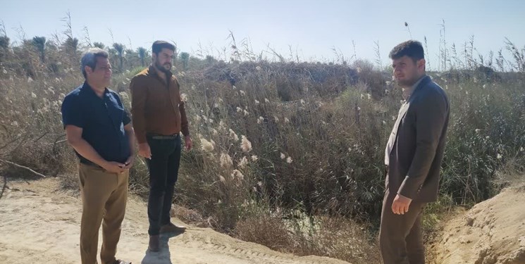 لایروبی زهکش‌های شبکه آبیاری در دشتستان ادامه می‌یابد