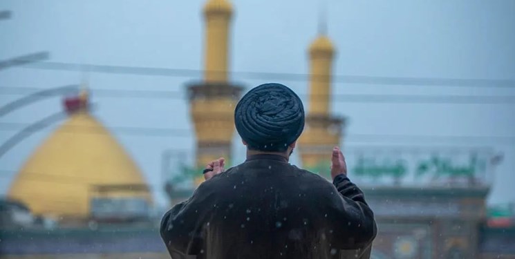 دعای زائران کربلا زیر باران+عکس و فیلم