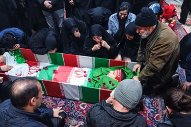 وداع خانواده و اقوام با پیکر «شهید سعید علیدادی» در معراج شهدا