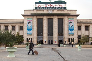 یک مرد در حال برگشت از سفر  و رفتن به سمت مترو  راه آهن تهران است. 
25 دی 1402