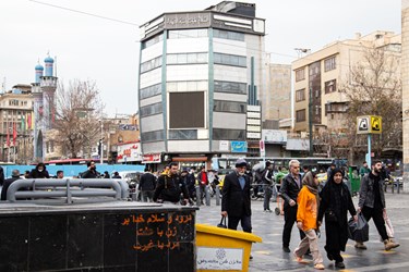ازدحام جمعیتی که در حال رفتن به بازار بزرگ تهران هستند. 20 دی 1402