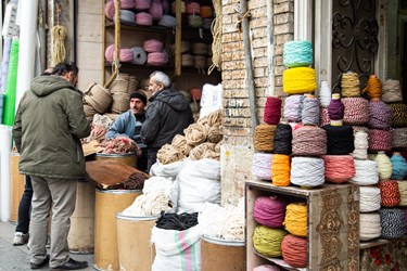 یک مرد در حال فروش نخ کناف در بازار بزرگ تهران است. 20 دی 1402