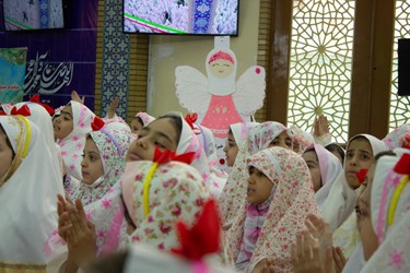 خواندن سرود دسته جمعی دانش آموزان درمراسم جشن تکلیف دختران دانش آموزان در دانشگاه افسری امام علی (ع) 