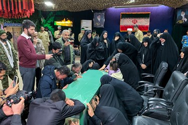 وداع خانواده و اقوام  با پیکرشهید  القدس سید علی حسینی در معراج شهدا