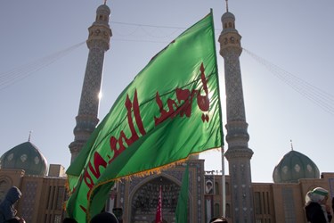 احتزاز پرچم به دست خادمین در مراسم رونمایی از قطعه جدید «فرمانده مهدی»  در مسجد مقدس جمکران 