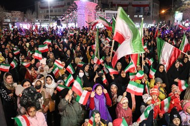 نورباران آسمان آباده در شب پیروزی انقلاب اسلامی