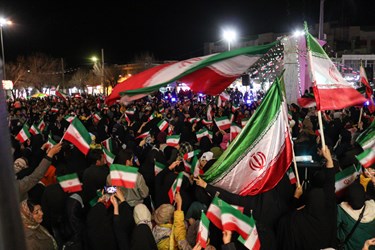 نورباران آسمان آباده در شب پیروزی انقلاب اسلامی