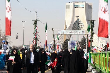 حضور پرشور مردم در ساعات آغازین جشن 45 سالگی  انقلاب اسلامی در  میدان آزادی