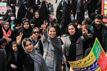 حضور پر شور خانواده ها در خیابان امام رضا (ع) مشهد در جشن 45 سالگی انقلاب 