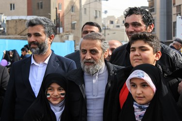 حضور احمد واعظی مداح اهل بیت در خیابان امام رضا (ع) مشهد در جشن 45 سالگی انقلاب 