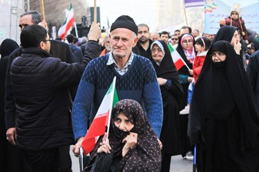 حضور زوجی کهنسال در خیابان امام رضا (ع)  مشهد در جشن 45 سالگی انقلاب 
