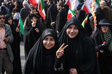 حضورخانواده ها  در خیابان امام رضا (ع)  مشهد در جشن 45 سالگی انقلاب 