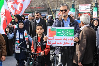 حضورخانواده ها همراه بافرزندانشان در خیابان امام رضا (ع)  مشهد در جشن 45 سالگی انقلاب 
