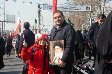 حضور خانواده ها در جشن ۴۵ سالگی انقلاب  اسلامی ،در خیابان آزادی