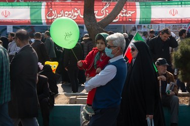 حضور خانواده ها در جشن ۴۵ سالگی انقلاب  اسلامی ،در خیابان آزادی