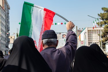 حضور افراد مسن در جشن45سالگی انقلاب اسلامی در خیابان انقلاب اسلامی