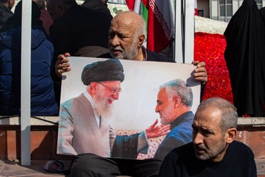 حضور افراد مسن در جشن45سالگی انقلاب اسلامی در میدان انقلاب اسلامی