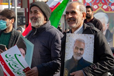 حضور افراد میانسال در جشن45سالگی انقلاب اسلامی در خیابان انقلاب اسلامی
