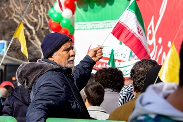 حضور افراد مسن در جشن45سالگی انقلاب اسلامی در خیابان انقلاب اسلامی