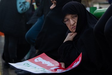 حضور خانم مسن در جشن45سالگی انقلاب اسلامی در خیابان انقلاب اسلامی