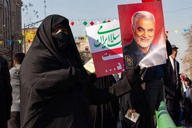 حضور خانم مسن در جشن45سالگی انقلاب اسلامی در خیابان انقلاب اسلامی
