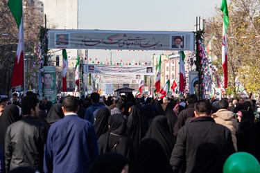 حضور پرشور مردم در ساعات آغازین جشن 45 سالگی  انقلاب اسلامی خیابان آزادی