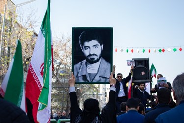 در دست گرفتن پلاکارد حاج قاسم سلیمانی در ساعات آغازین جشن 45 سالگی  انقلاب اسلامی