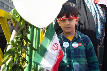 پسر نوجواني كه در جشن ٤٥ سالگي انقلاب با آرمان هاي امام و رهبري تجديد ميثاق  ميكند.