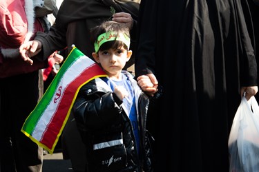 پسر خردسال به همراه مادر خود در جشن 45 سالگی انقلاب شرکت کرده است.