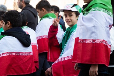حضور کودکان همراه با پرچم ایران در ساعات آغازین جشن 45 سالگی  انقلاب اسلامی