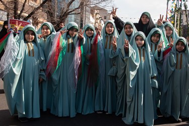 حضور نونهالان همراه با پرچم ایران در ساعات آغازین جشن 45 سالگی  انقلاب اسلامی