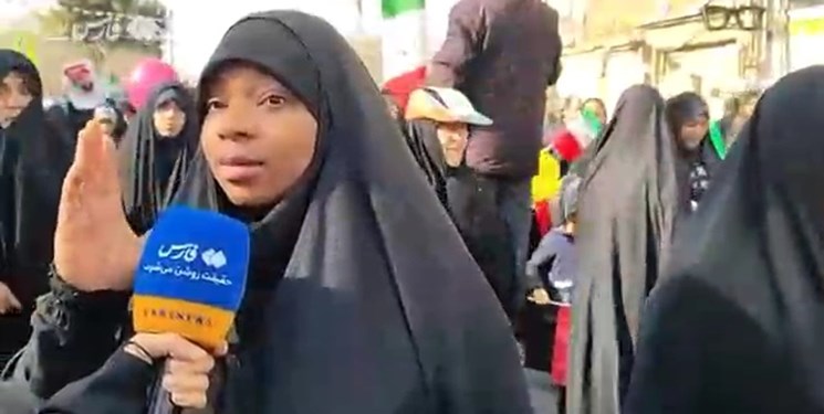 فیلم| بانوی مسلمان آفریقایی: انقلاب اسلامی ثابت کرد ملت‌ها می‌توانند مقابل ظالم بایستند