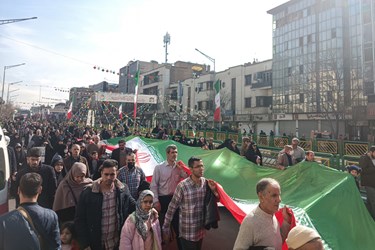 احتزاز پرچم ایران بر روی دوش مردم در جشن 45 سالگی انقلاب 