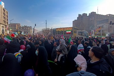 حضور پرشور مردم  و پخش آهنگ های انقلابی در میدان فردوسی  در جشن 45 سالگی انقلاب 