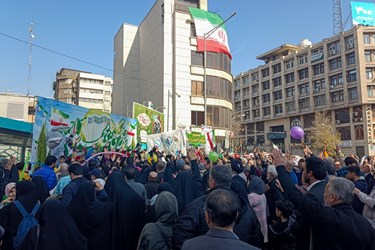 حضور پرشور مردم در میدان فردوسی و اجرای برنامه فرهنگی  در جشن 45 سالگی انقلاب 
