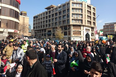 حضور پرشور مردم در میدان فردوسی در جشن 45 سالگی انقلاب 